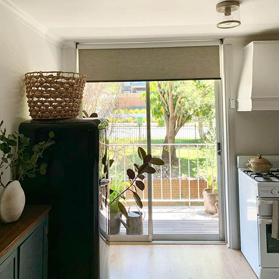 Затемнююча рулонная штора блекаут на вікні Затемнююча рулонная штора блекаут на вікні