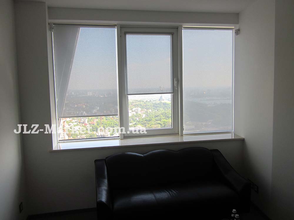 Прозора тканева ролета на вікні