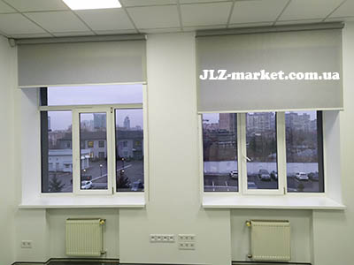 Рулонна штора на ланцюжку в офісі Рулонна штора на ланцюжку в офісі