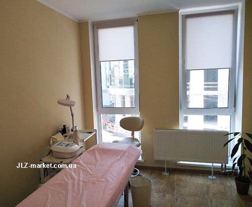 Рулонна штора в медицинському кабінеті Рулонна штора в медицинському кабінеті